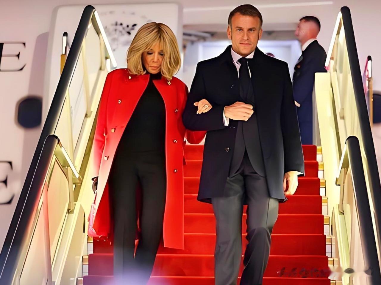 她72，他48。她属蛇，他属小龙。她爱巧克力，他爱她!爱情这东西，就是这般美妙