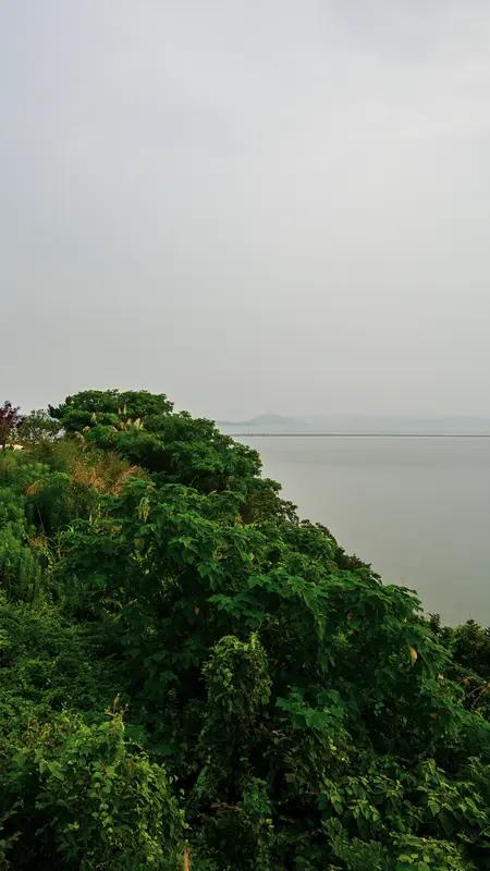 太湖景色，着实绝妙，称其美景冠绝天下，毫不夸张。浩渺湖水波光粼粼，远处青山如黛，