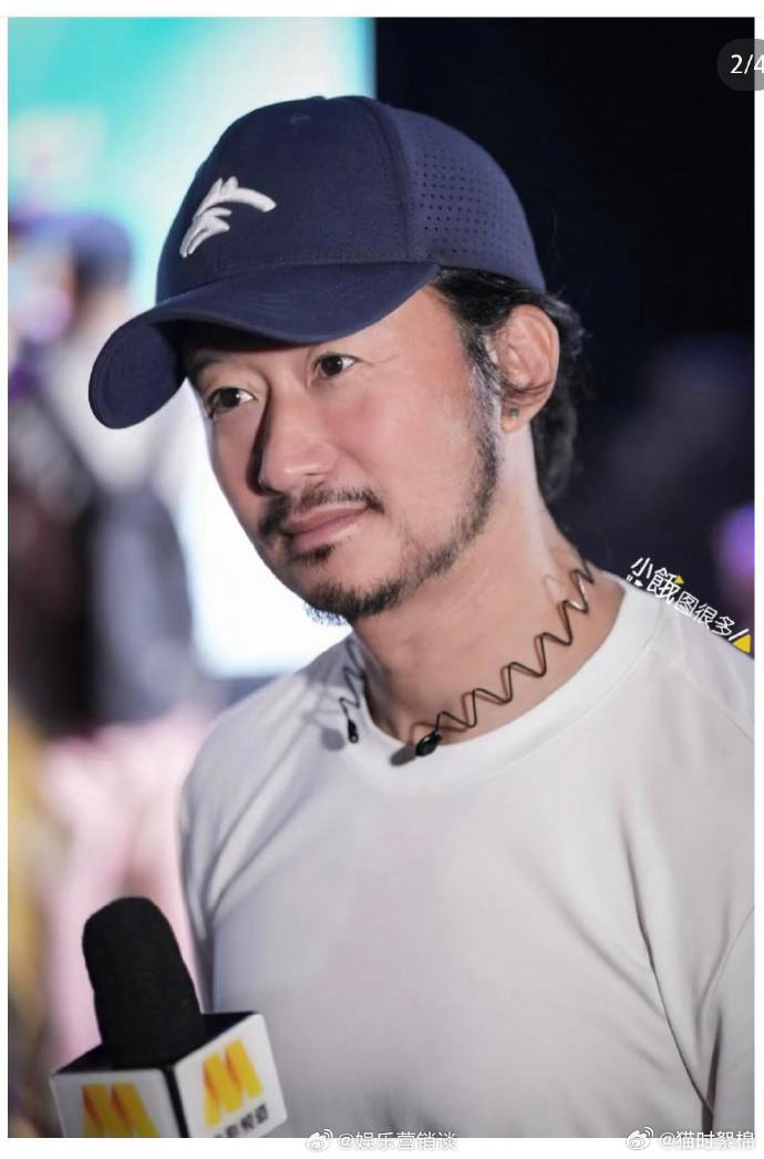 吴京居然戴了耳钉吴京戴上耳钉，真的太有惊喜感了。一直以沉稳大气的形象出现，这次小