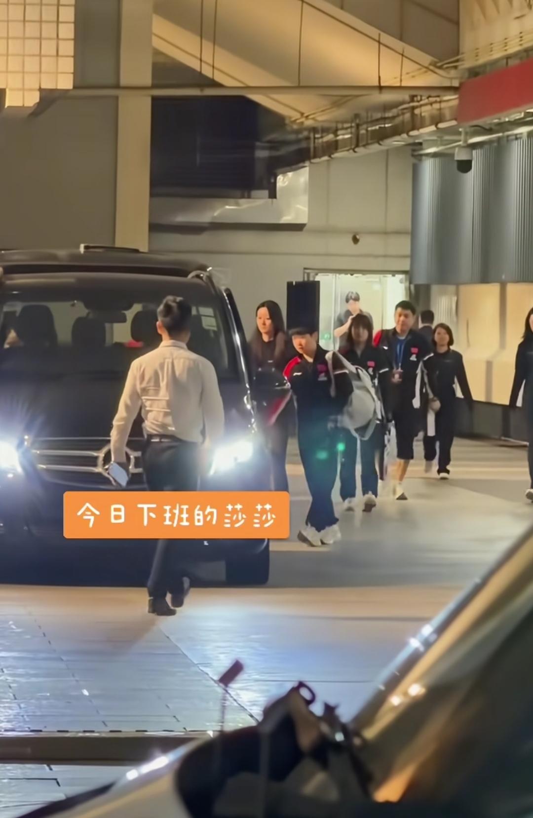 “别叫她”真的好爱莎莎。香港乒乓球比赛一日三赛过晚上11点了，莎莎背着包在工作