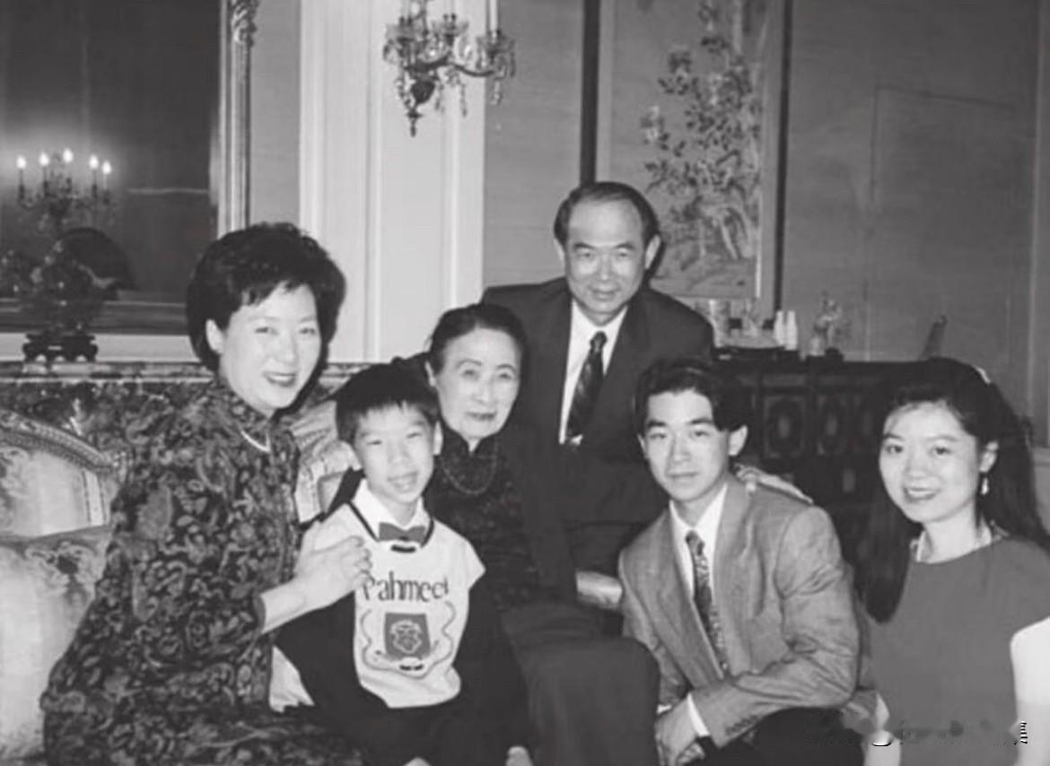 1997年，胡宗南长子胡为真（左四）携妻儿前往美国纽约长岛看望宋美龄（左三），其