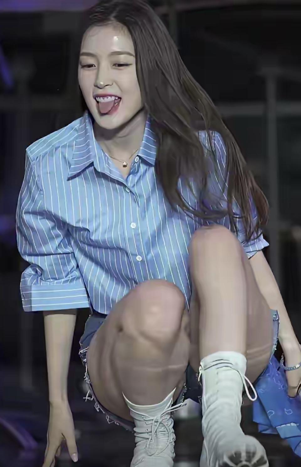 舞台聚光灯下，那个吐舌俏皮、活力满满的女孩，正是OHMYGIRL的崔乂园。她