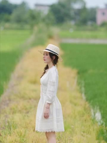 方媛回老家安徽在儿时乡间的田野上，和两个女儿合影！不得不说，拍出来的效...