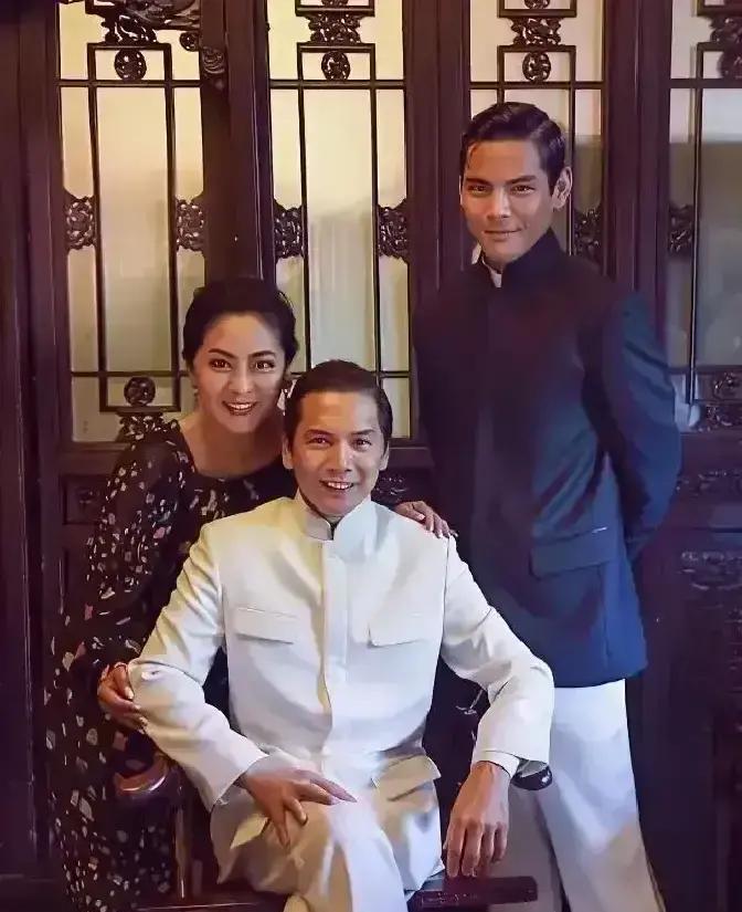 别再扯什么“豪门没落”了。向太用一场直播，撕碎了所有剧本。GMV2亿。她