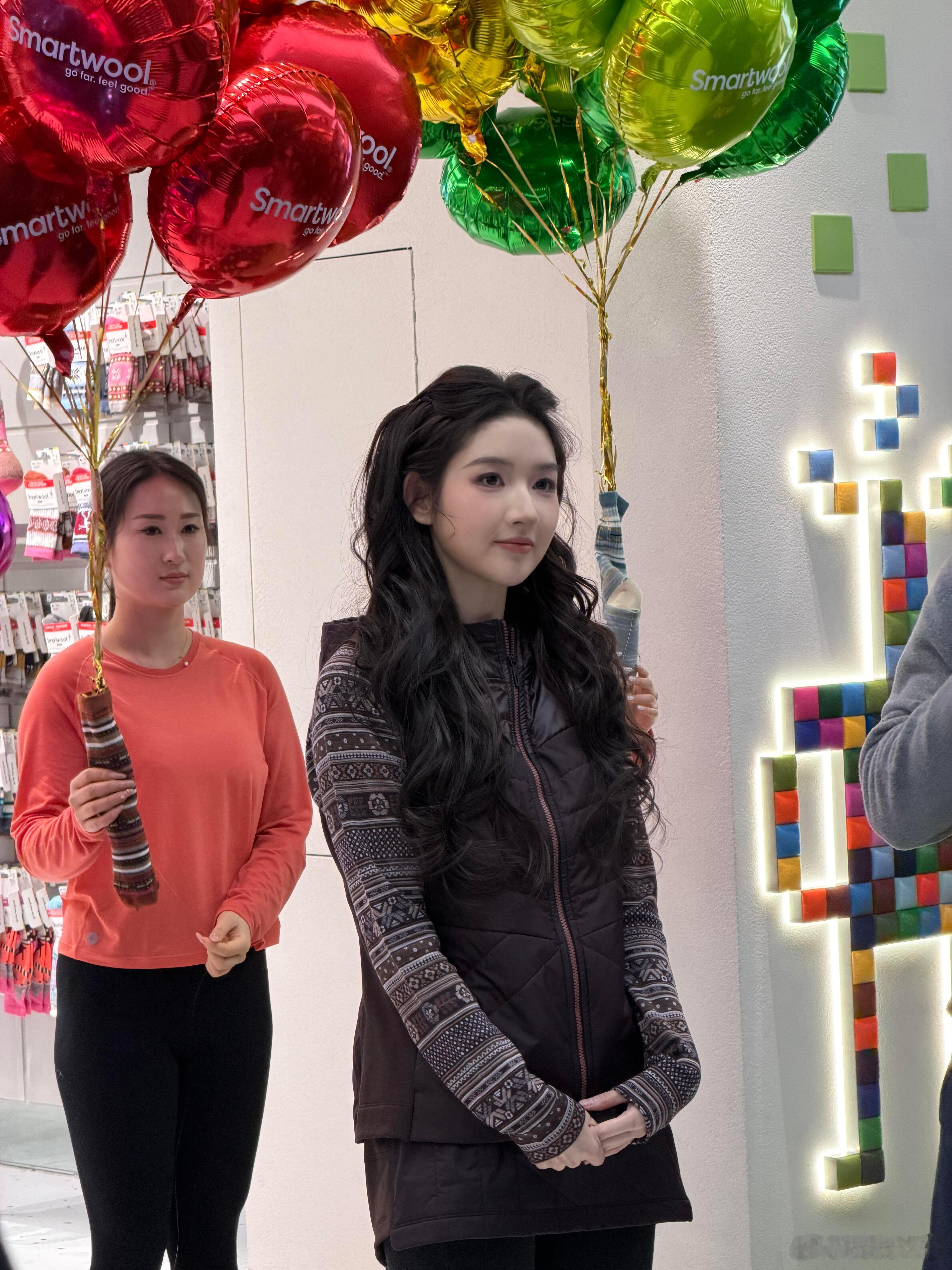 王玉雯好饱满的脸，像洋娃娃一样~眼睛好漂亮，头发好漂亮，脸蛋好漂亮，连手指也好漂