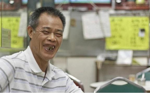 1978年，26岁的他瞒着家人偷渡到香港。没想到多年后，他在香港名气比刘德华还大