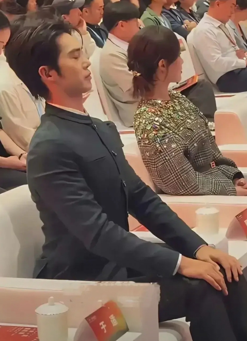 不怪旁边的小姐姐一脸尴尬，换我也是一样。