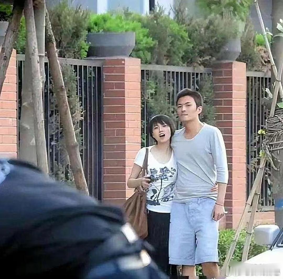 早年高圆圆和于小伟谈恋爱，岁月是把猪饲料