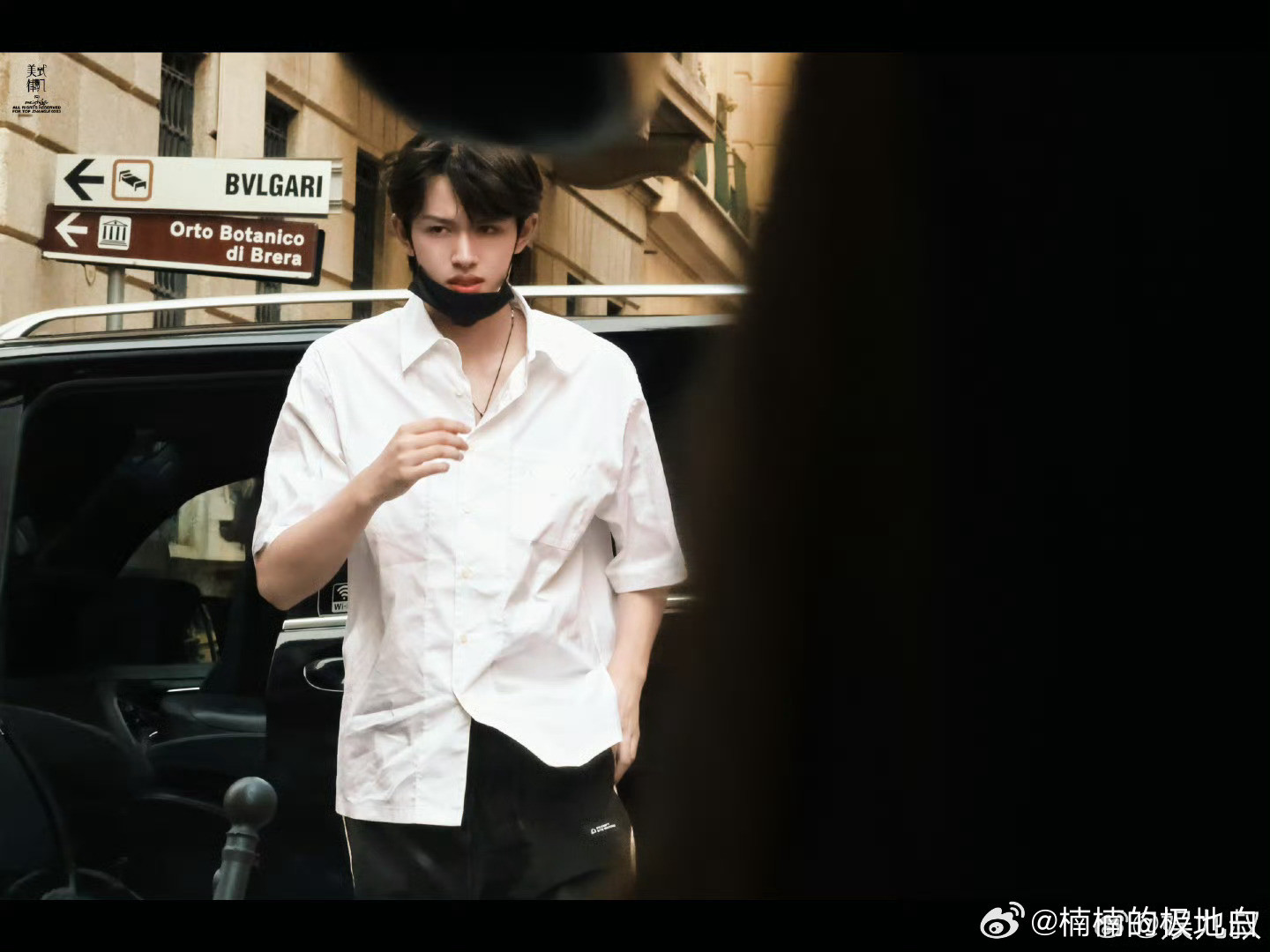 张极是什么港风画报圣体张极米兰街拍太绝了！简单衬衫搭配牛仔裤，却把港风的慵懒和