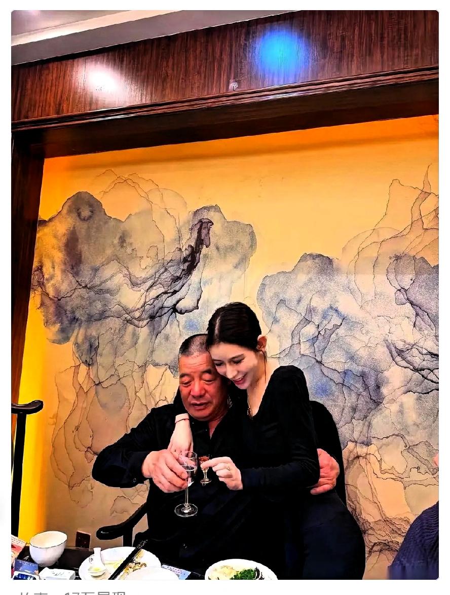 那张传遍了的酒后照片，主角不是别人，正是平时滴酒不沾的领导。画面里，他满脸通红