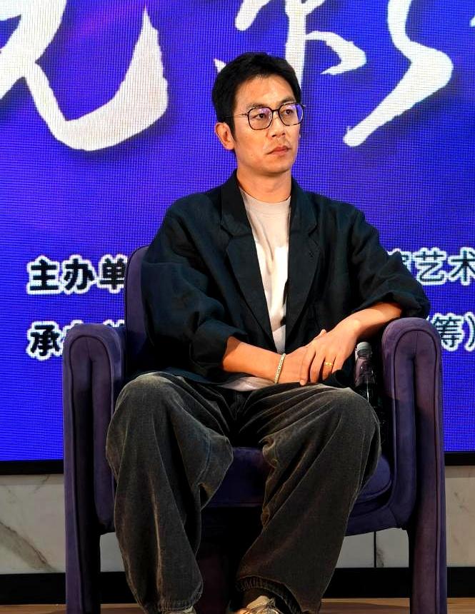 硬汉朱亚文现在面相都变了。他从《闯关东》里的硬汉到如今清冷气质，不靠人设