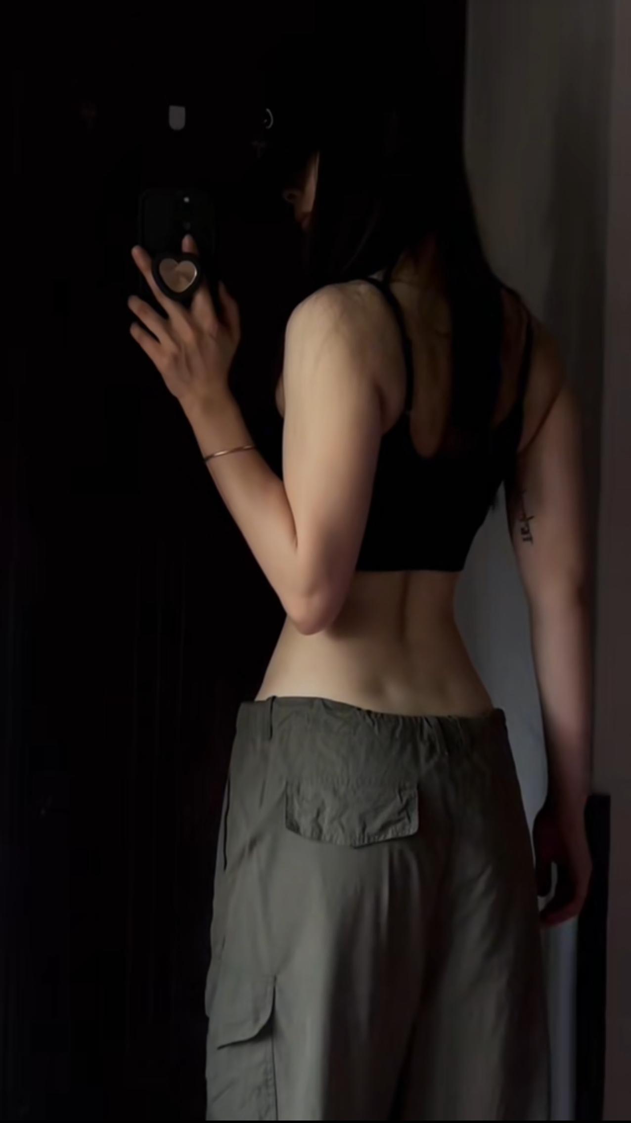 腰窝被称为“维纳斯之眼”，据说是好身材的标准之一。