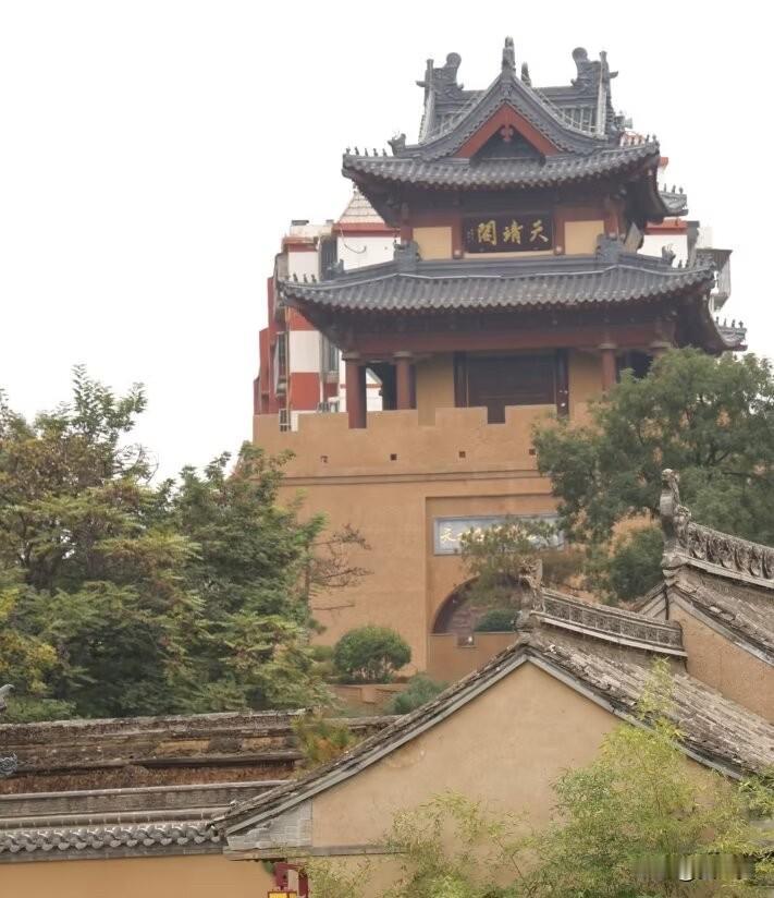 青石板路蜿蜒，明清院落错落。在两千年光阴沉淀的巷陌里，与漫长岁月温柔相逢。