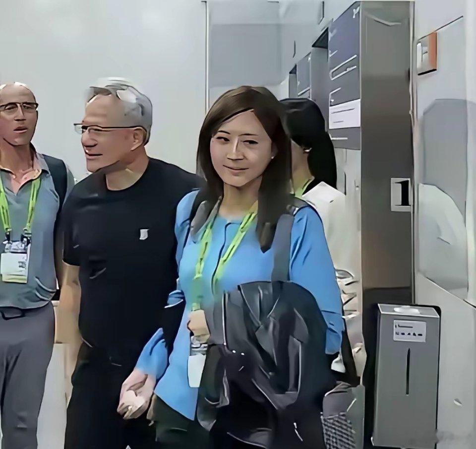 别以为黄仁勋身边这位美女只是个“花瓶”！其实人家叫金洋，是英伟达中国区的高级传播