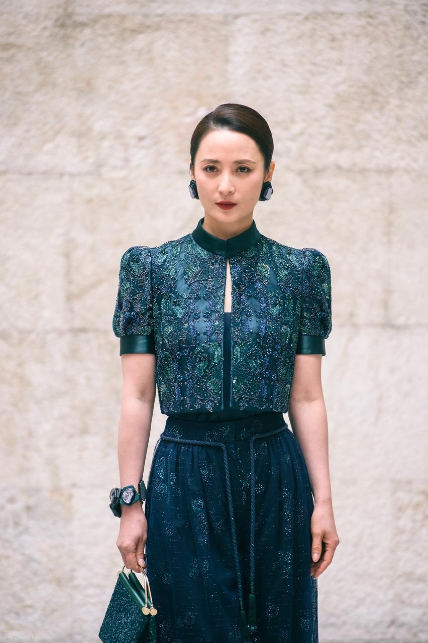 最近蒋勤勤现身米兰，她这次搭配的非常有华丽感，气质也特别的出众，有很有大牌明星魅