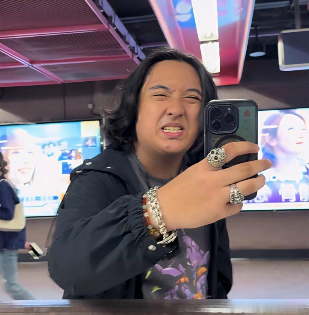 哪里丑了？这明明就是翻版吴镇宇有些人内在魅力远远超过外在皮囊​看到费曼和杨阳洋曼