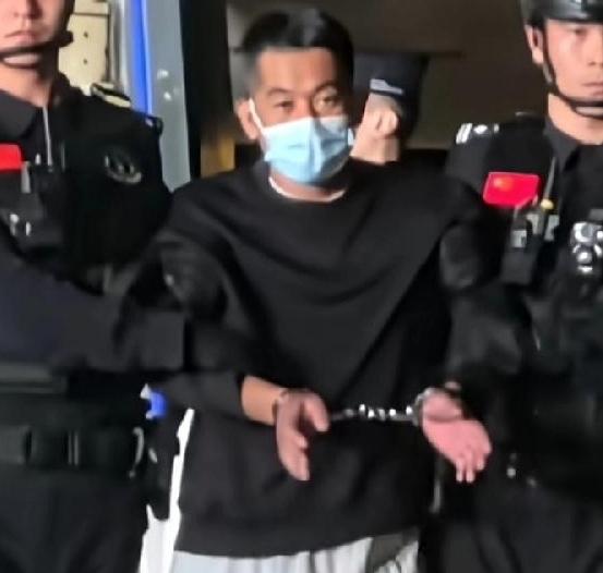 佘智江被押解到南京现场！一夜之间整个人全变了!昨天在泰国，还一副吊儿郎当、不在乎