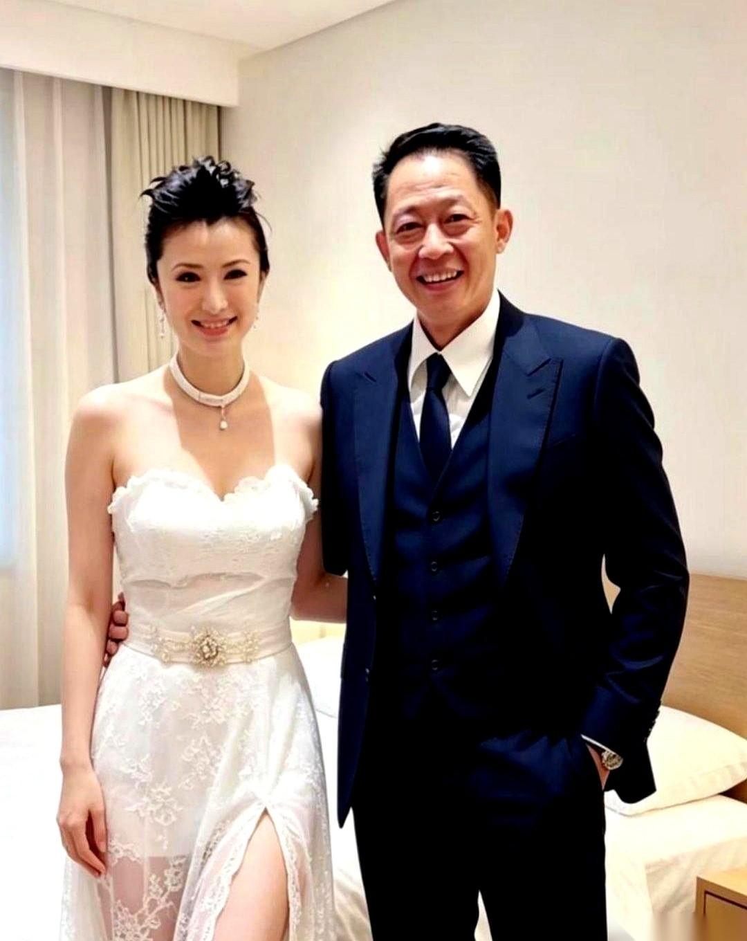 王志文这人，有意思。早年公开对着镜头说，自己就是不婚主义。话音刚落，扭头在42