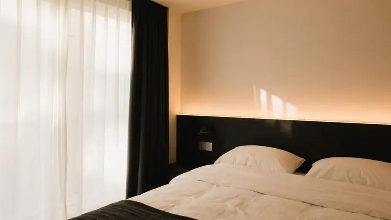 女子半年没回家卧室开窗变邻居阳台这事儿真的太离谱了！一女子半年没回家，开窗发现