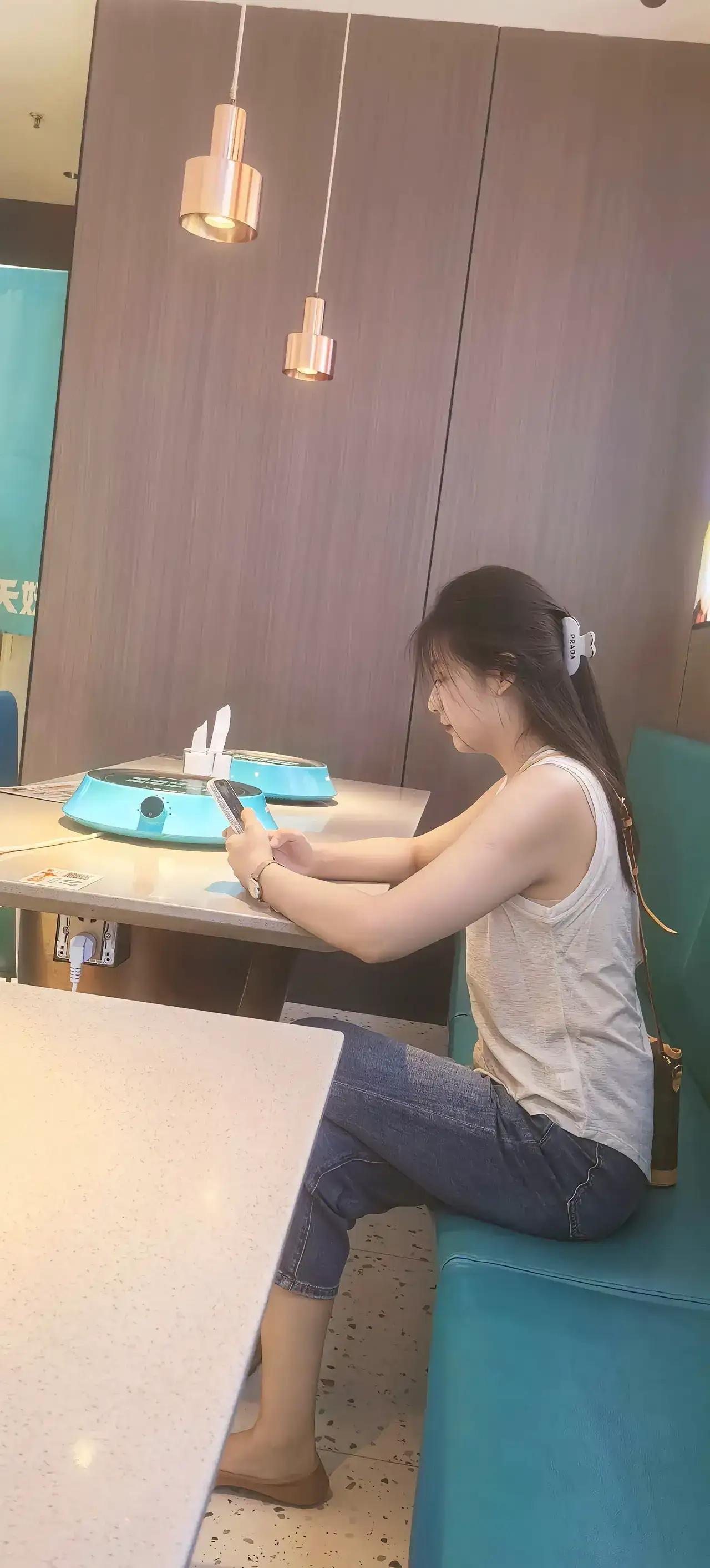 大方得体，清爽干净，大家看这美女多少岁了？