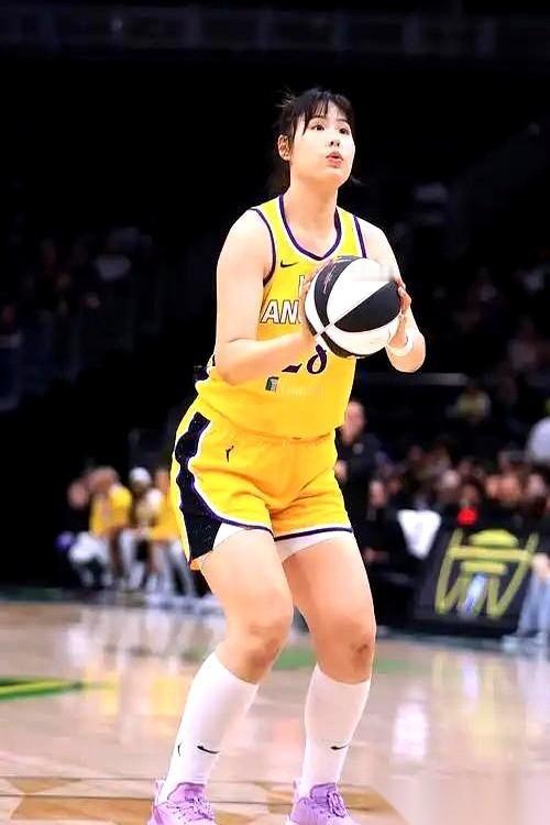 把女篮核心主力的护照，当网购衣服一样直接寄跨国快递？谁给的胆子，敢拿国家队的世