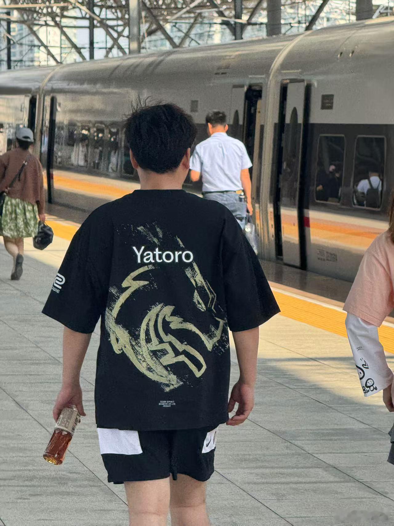 水友偶遇Yatoro粉丝，衣服怪好看的[大笑]dota2​​​