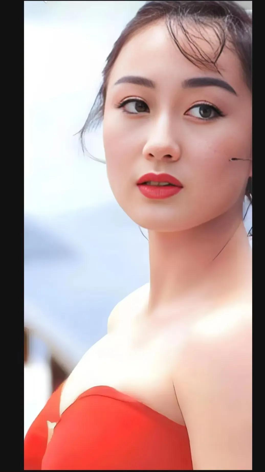 利智当年是真红，为何和李连杰结婚后隐退20多年？听我分析。亚洲小姐冠军，身材