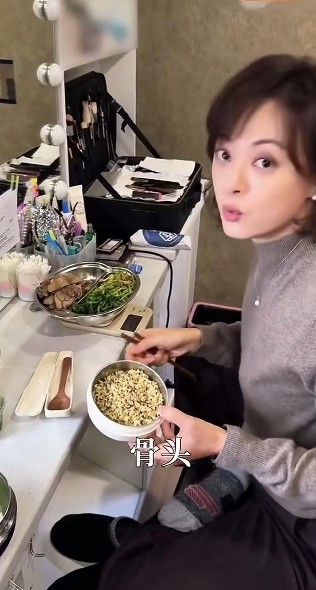 孙俪，吃饭还要称好克数，简直太自律了。