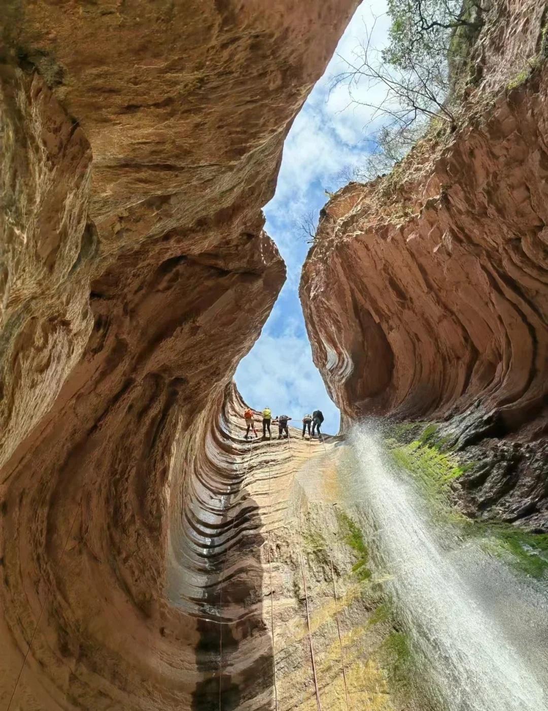 昆明出发｜崖壁蜘蛛人‼️己衣大裂谷自驾速降太野了昆明周末自驾封神路线来了不