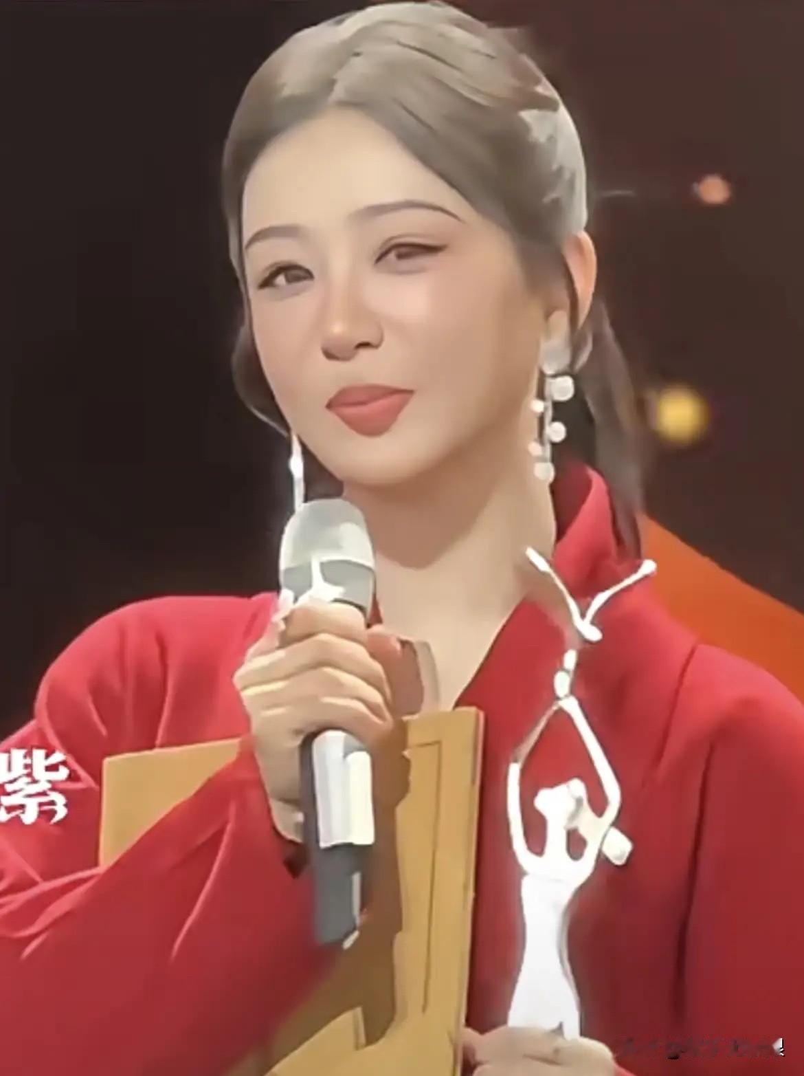 杨紫啊，杨紫，穿成乡镇女企业家去领奖合适吗？杨紫也就才33岁而已，这身装扮说