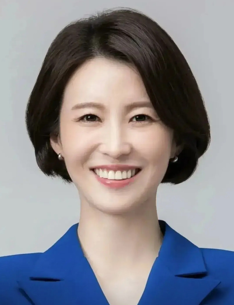 李在明当选，也直接捧红了选战助手安贵玲。端庄又大方；优雅并知性；智慧与美貌！她是
