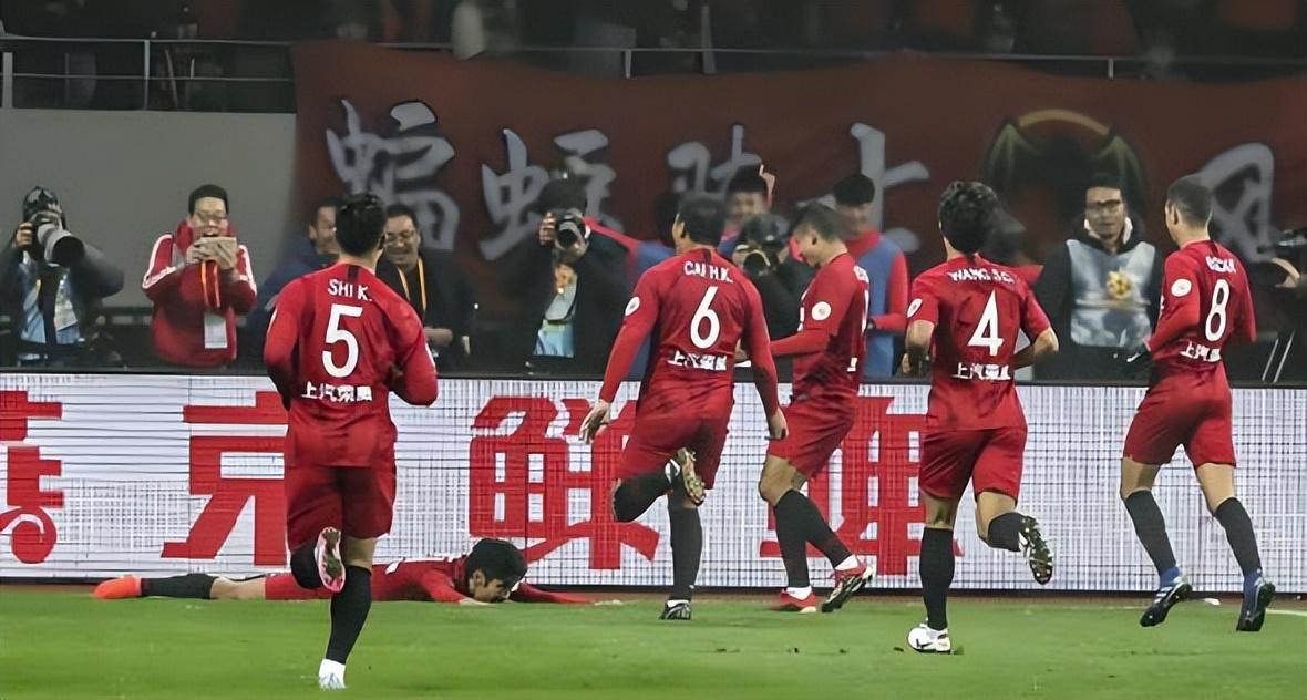 17岁，没俱乐部，直接进国家队了。邵佳一组建了30人集训名单，16个是上期老队员，其余全是新人。这次