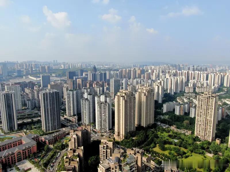 重庆楼市现状客观梳理与分析一、近两年上半年房价走势：持续温和阴跌，分化特征明