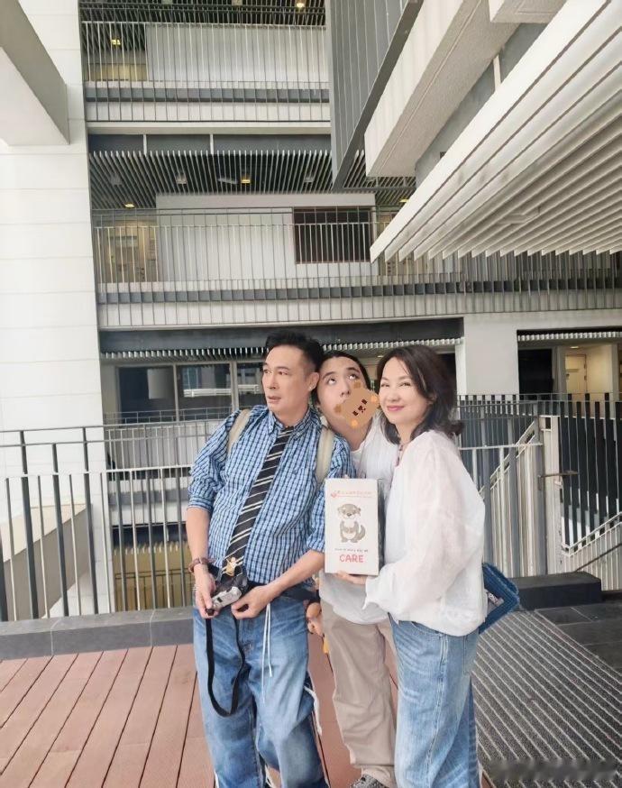 吴镇宇儿子吴费曼Feynman发文自曝遭校园霸凌细节：“大拇指被厕所门夹，书包丟