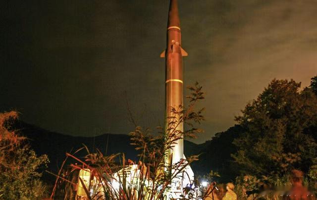 中方刚发掉脑袋警告，美媒提醒日本，敢走错半步，遭导弹雨包围上大不足一月，高市早苗