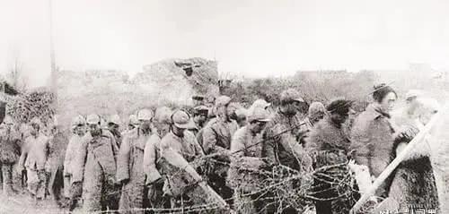 1949年1月10日，国民党中将文强，被解放军战士俘虏送到俘虏营时，正是开晚饭的