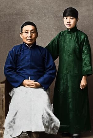 1923年，北京，冰心（原名谢婉莹，右边站立的年轻女子）与父亲谢葆璋（左边坐着的