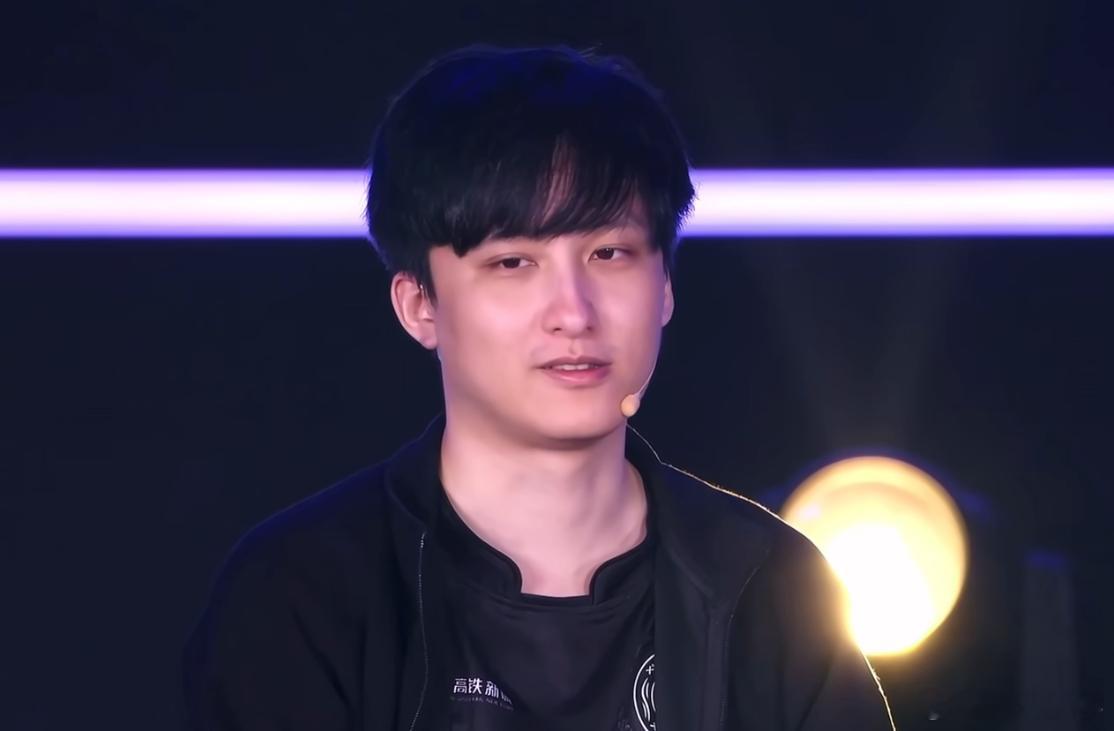 Ame采访被问到职业生涯中哪一年的经历是最难忘的“在YB吧，出去打比赛，要坐公交