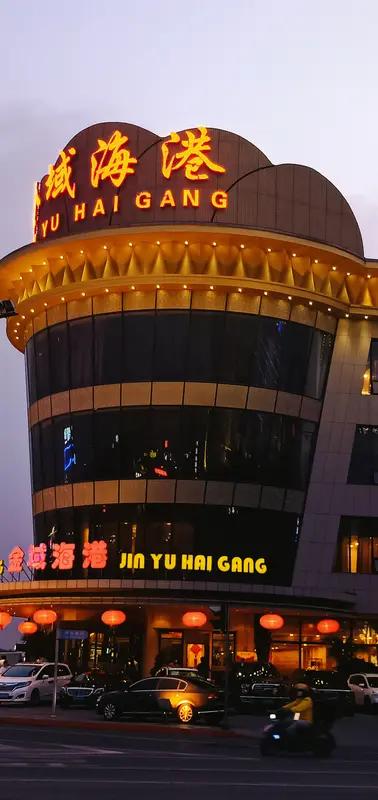 最近听说香港一女子带20个人在海鲜酒楼狂吃200万，结果男友还消失了，这剧情简直