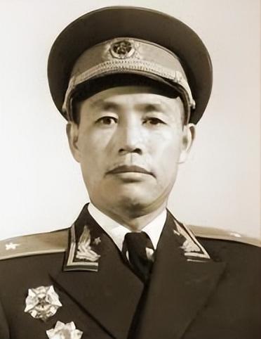 1937年，许世友在延安被关了起来，饥饿难耐时，有一名排长冒死给他送了一只烧鸡吃