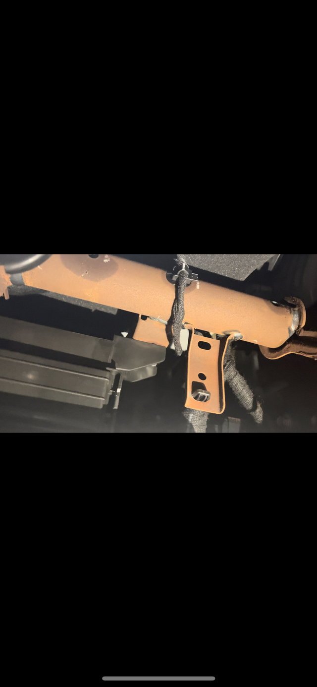 比亚迪秦plusDmi中控里生锈这几天副驾发现扶手箱里发现老有粉尘擦不干净拆