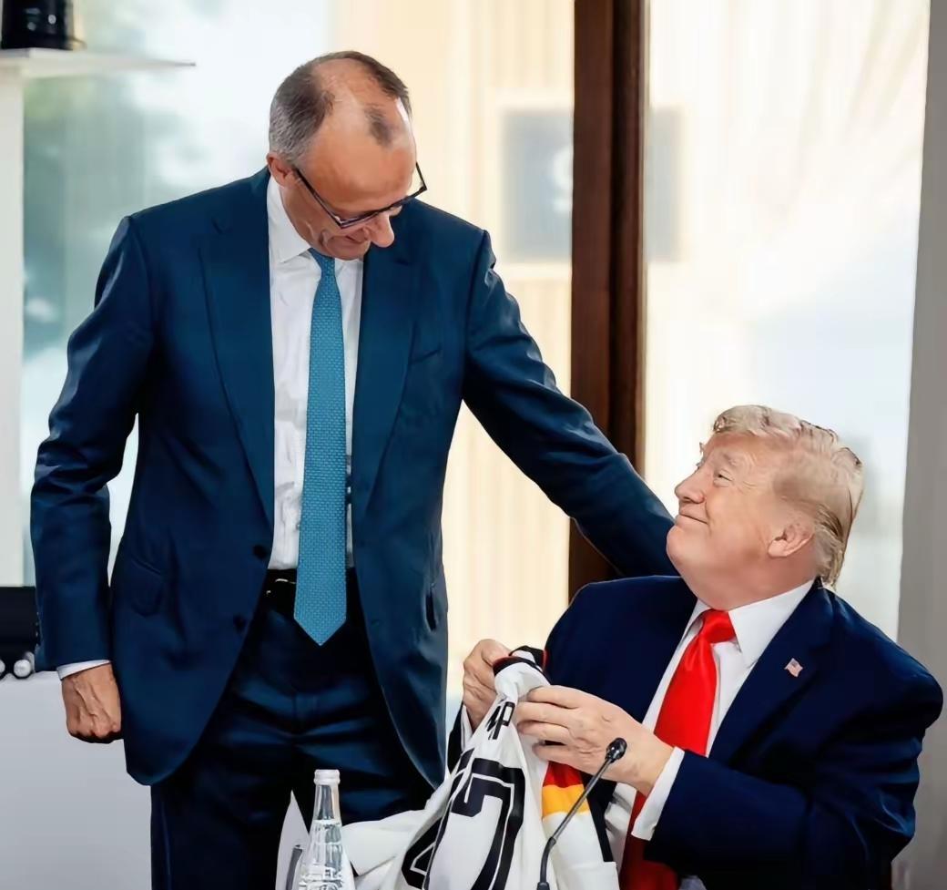 G7峰会现场，昨天下午，在法国举行的G7峰会现场，德国梅尔茨一进门就直奔川普，随