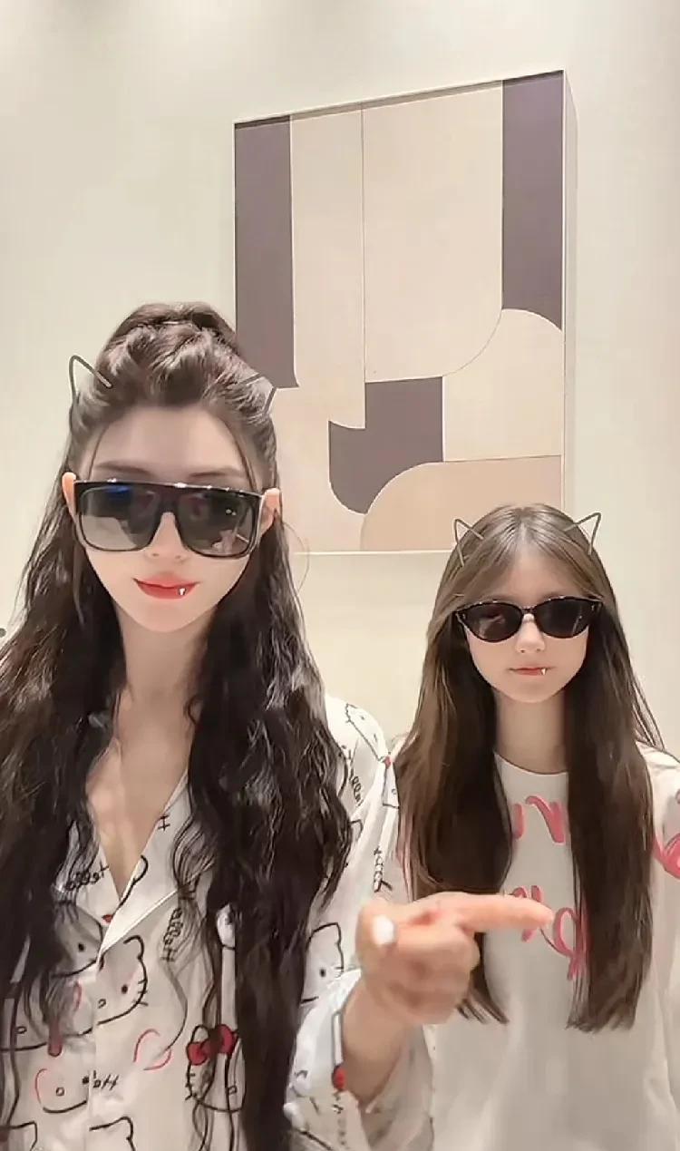 驴嫂平荣陪女儿井玺茜拍手指舞视频，老铁发现二驴的女儿转眼长这么大了，懂事的孩子通