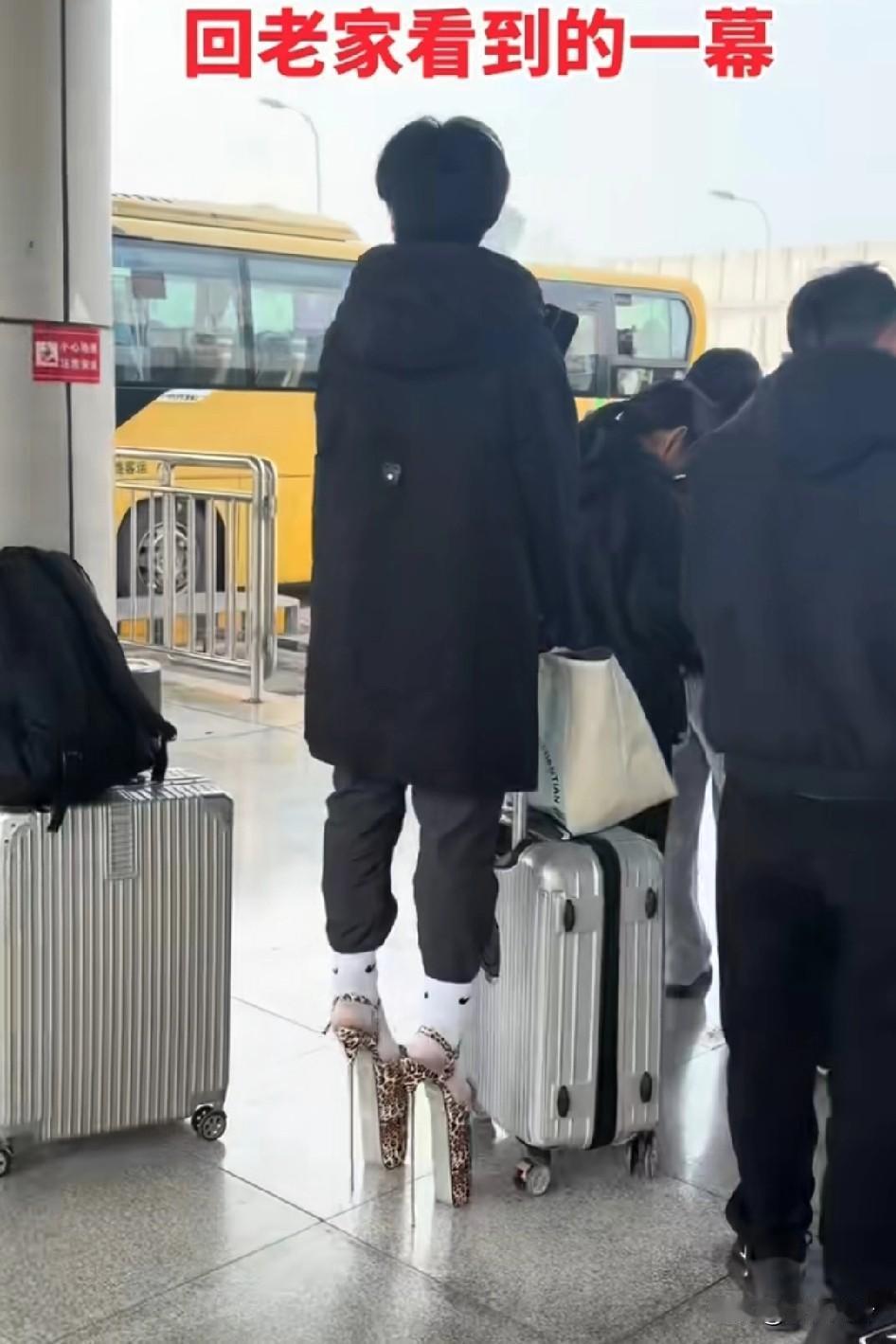 医生：怎么摔的?他：从鞋上摔下来了医生：“那截肢吧，摔的太严重了”可以和日