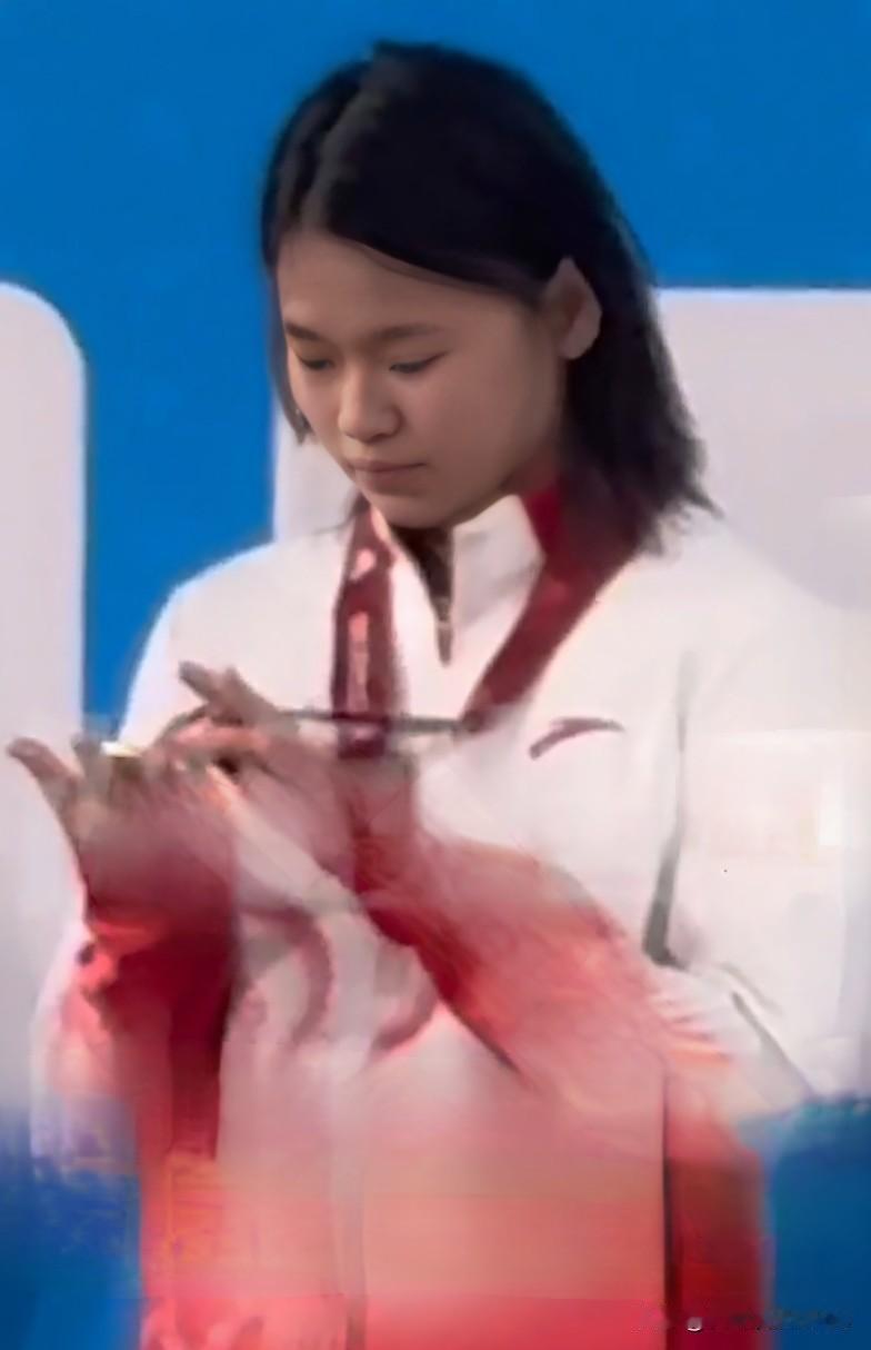 全红婵夺冠后，她反复摩挲金牌，这个动作胜过千言万语，久违的感觉还是……，她到底在