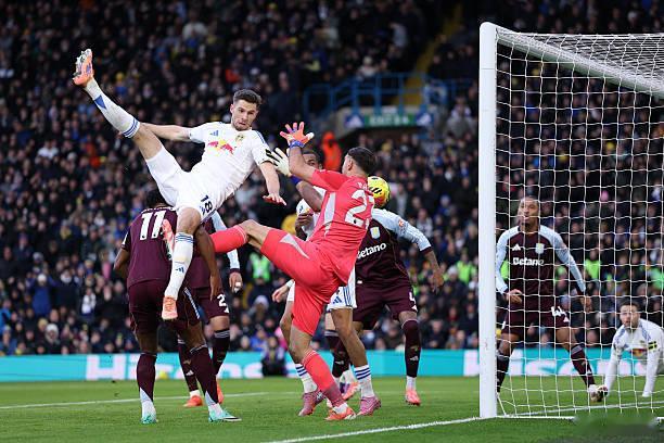 我不得不说，门将马丁内斯落地瞬间伸出的那一脚，几乎是挽救了利兹联德国球员斯塔奇的