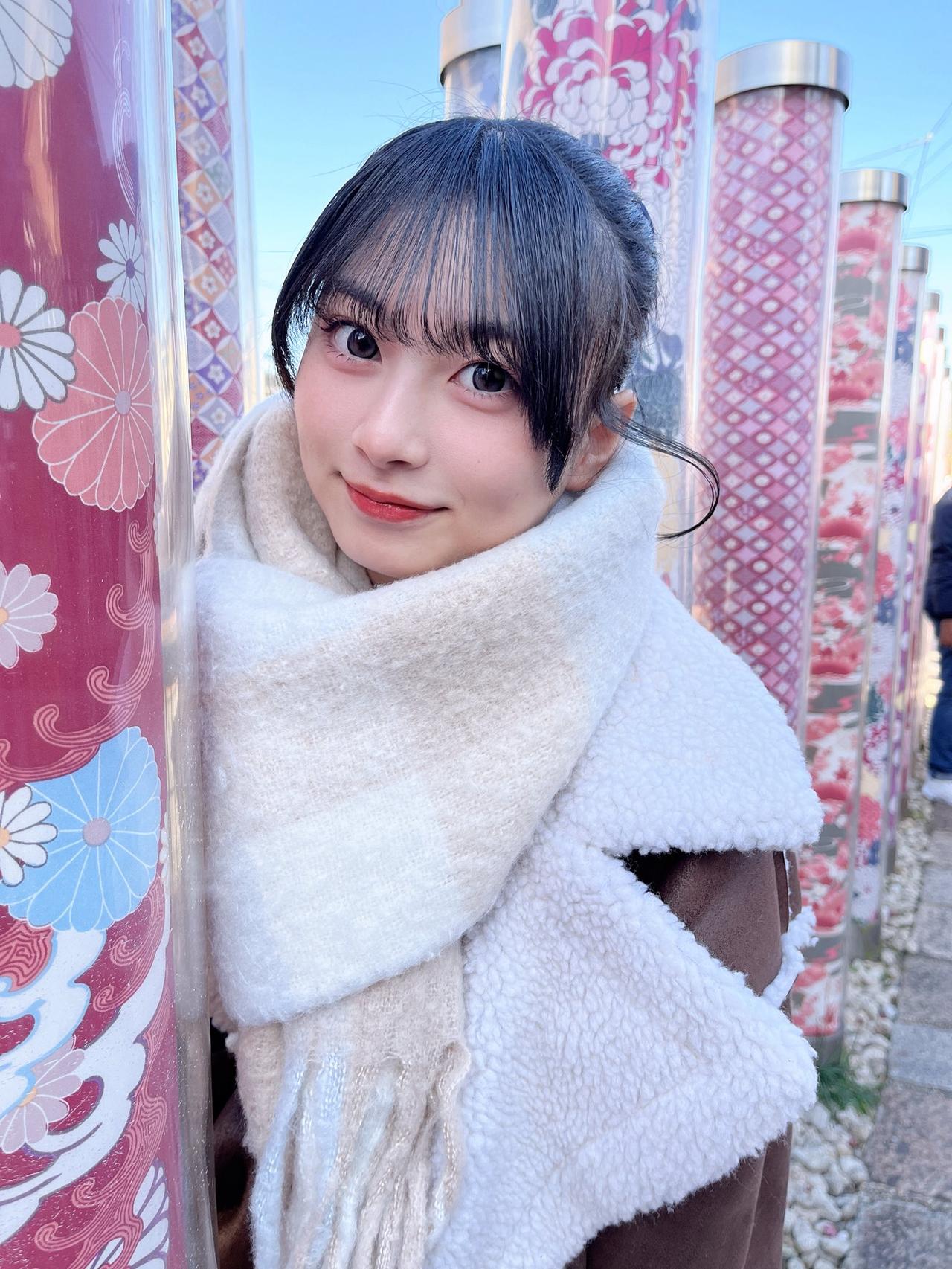 少女与花伞相伴，甜美笑容绽放