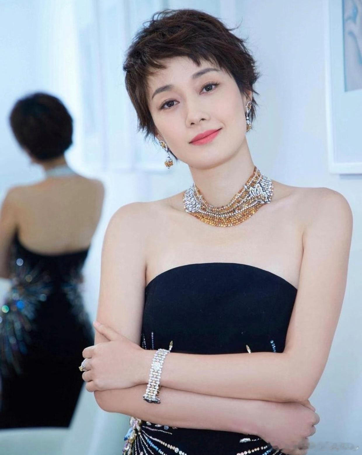 1、马伊琍近期在短视频平台热度持续高涨，如今她在圈内积累了专属人脉资源，已然跻身