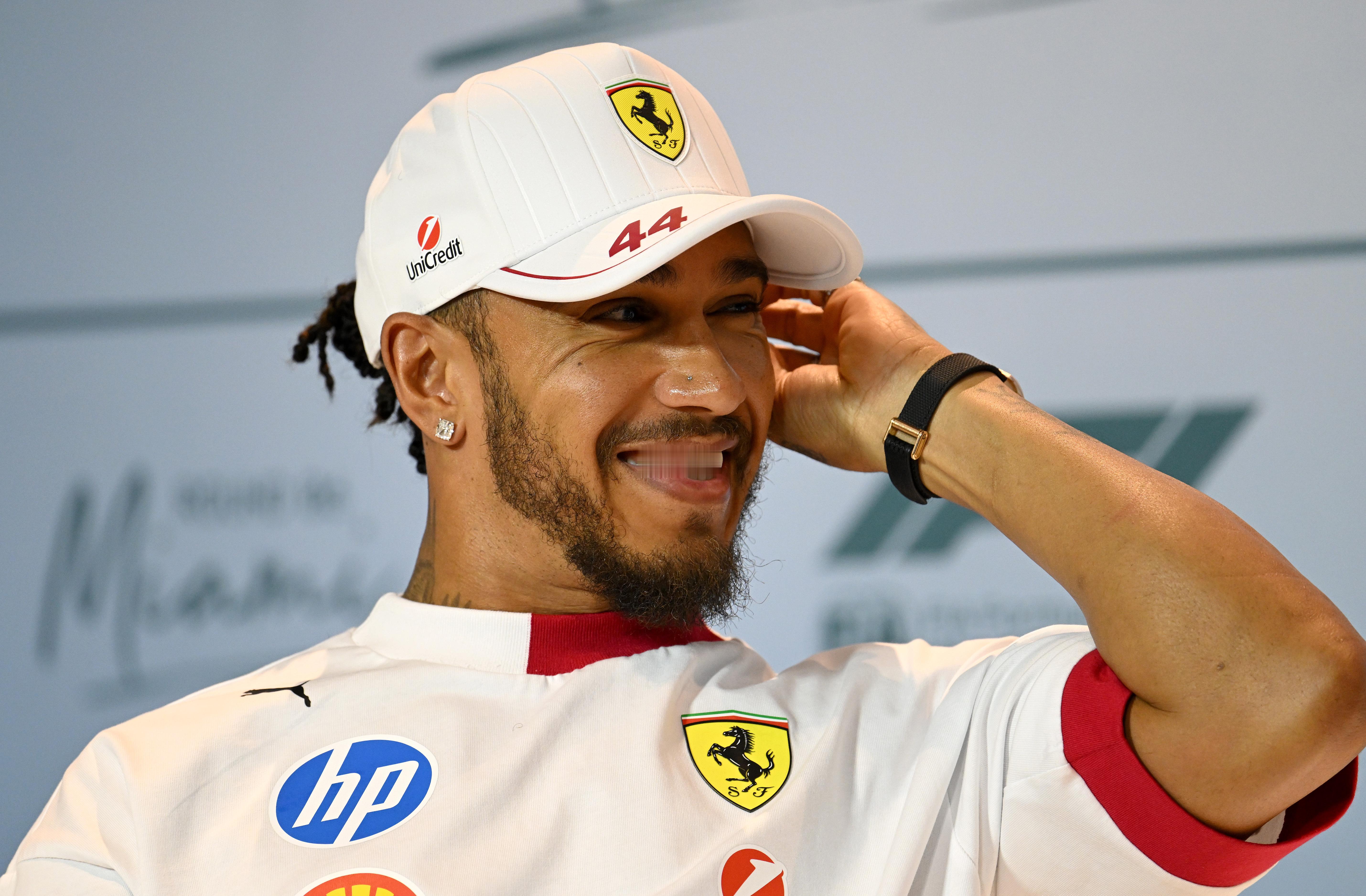 F1汉密尔顿在周四采访中被问到如何应对外界的批评，他说：“我很快就会忘记这些事