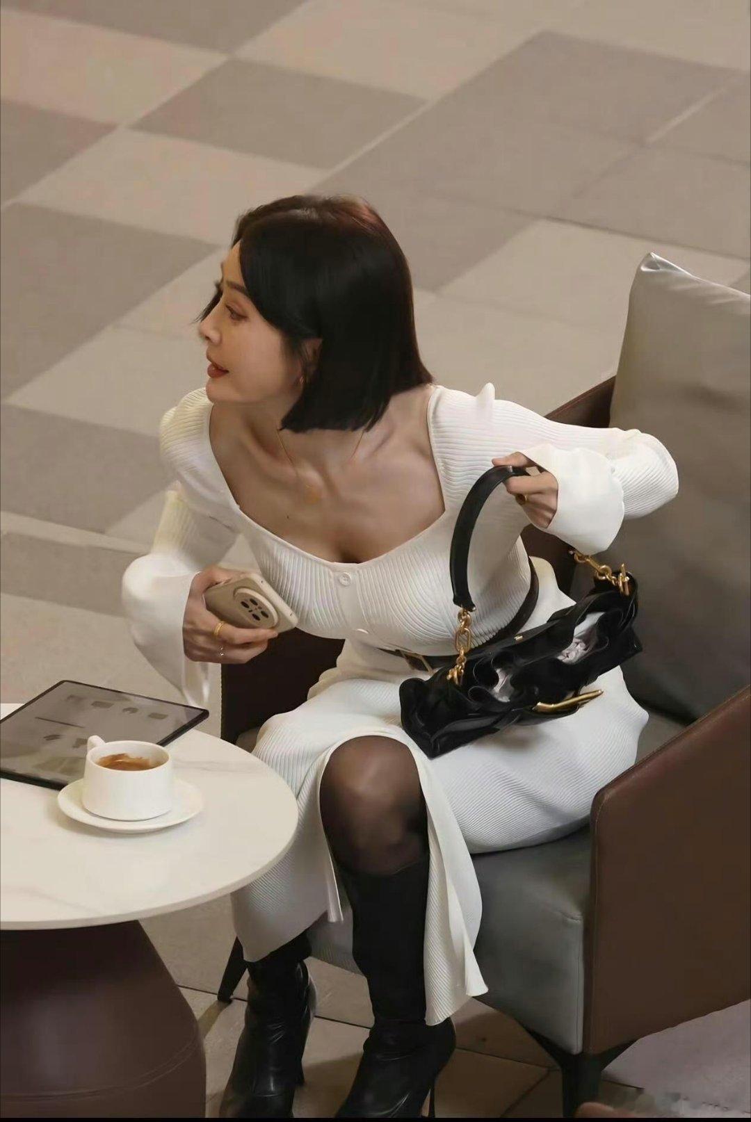 秦岚这么贵的包就是拿来放卫生纸的！